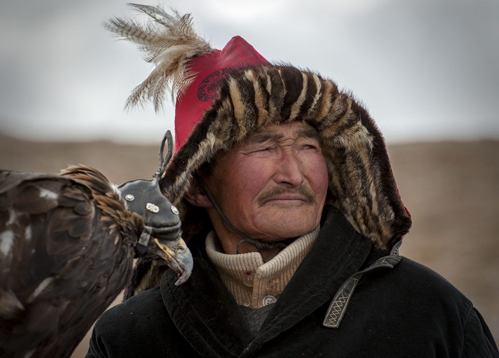 Hunting with eagles