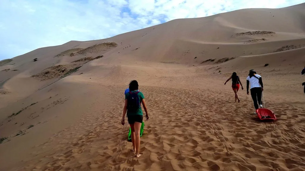 khongor sand dunes