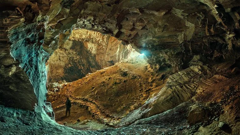 gurvan tsenkher cave